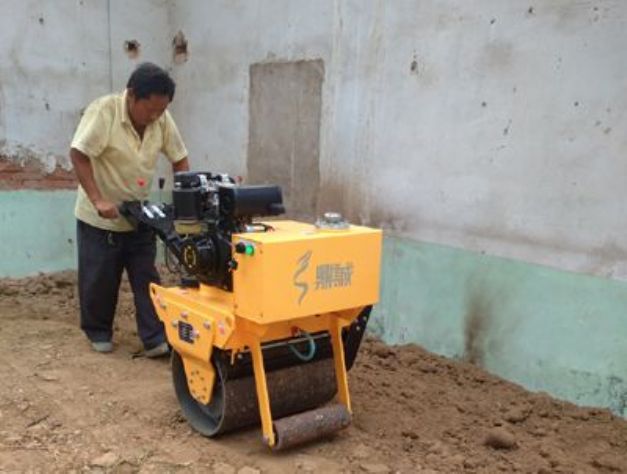 點擊查看詳細信息<br>標題：手扶式單輪壓路機工作照 閱讀次數：12221