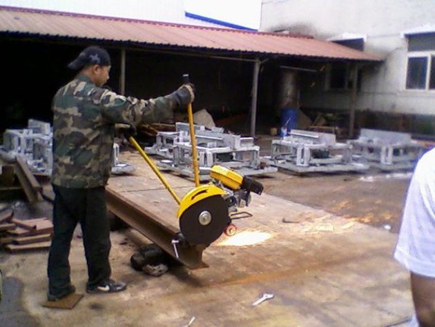 點擊查看詳細信息<br>標題：內燃鋸軌機工作照 閱讀次數：11597