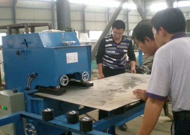 點擊查看詳細信息<br>標題：固定式平板坡口機工作照 閱讀次數：11026